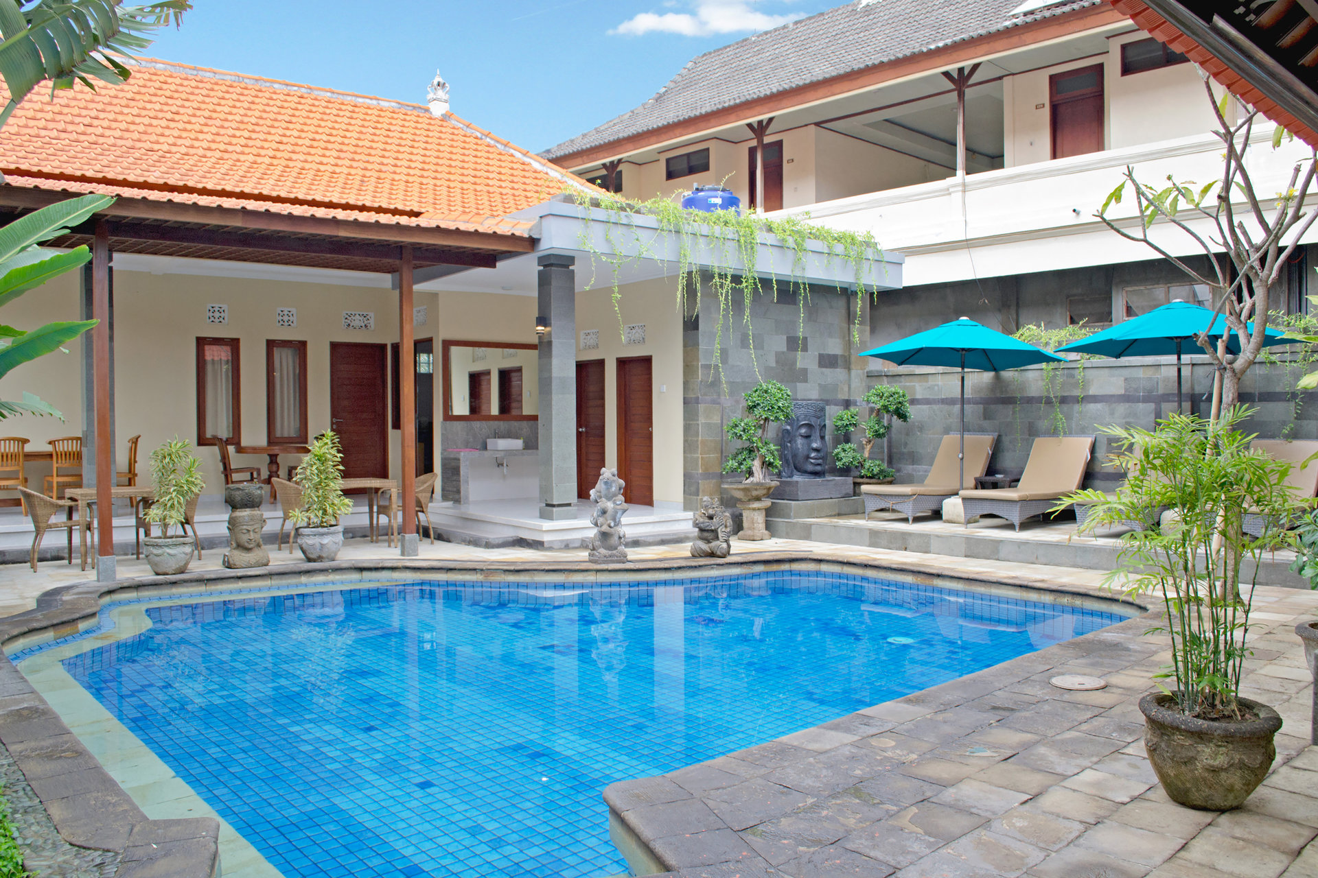 Hotel Flamboyan swimming pool
